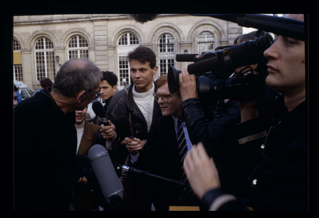 Krzysztof KIeślowski (reżyser) udziela wywiadu francuskim dziennikarzom.