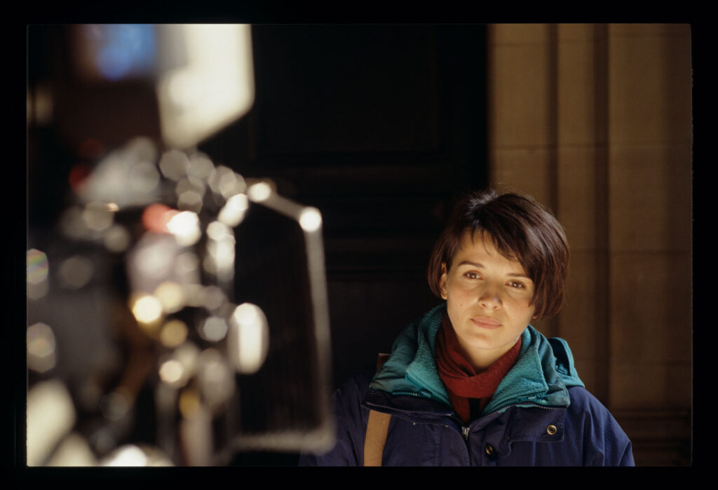 Juliette Binoche (Julie) na planie zdjęciowym.