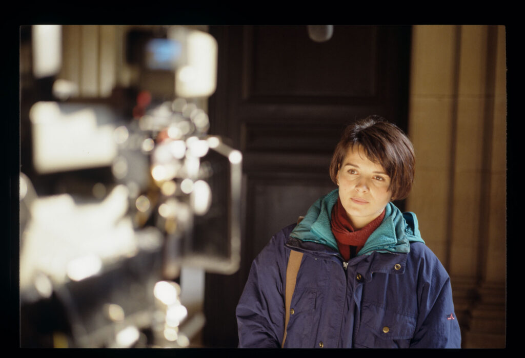 Juliette Binoche (Julie) na planie zdjęciowym.