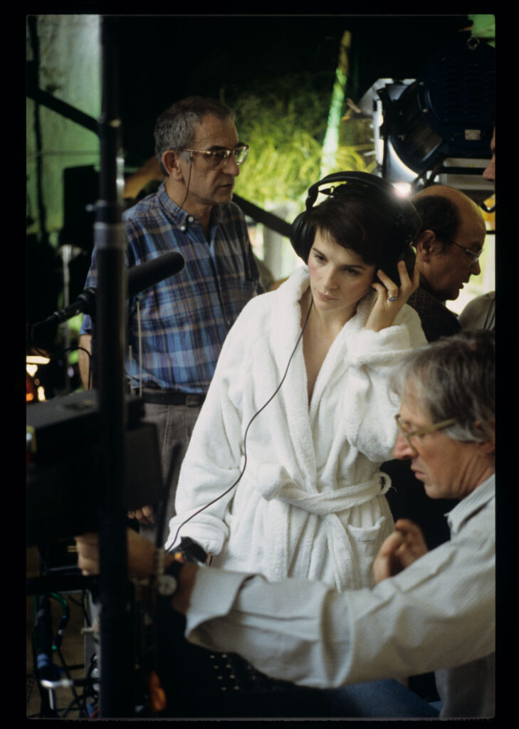 Juliette Binoche (odtwórczyni roli Julie) i inni analizują wcześniej nakręconą scenę.