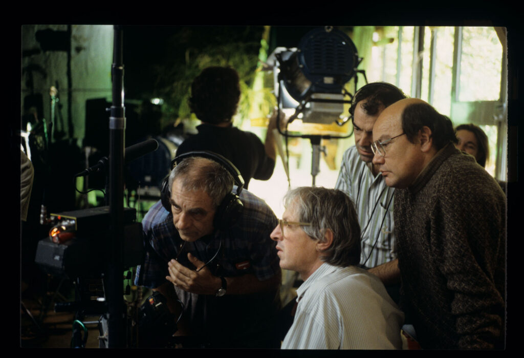 Krzysztof Kieślowski (reżyser) i inni analizują wcześniej nakręconą scenę.