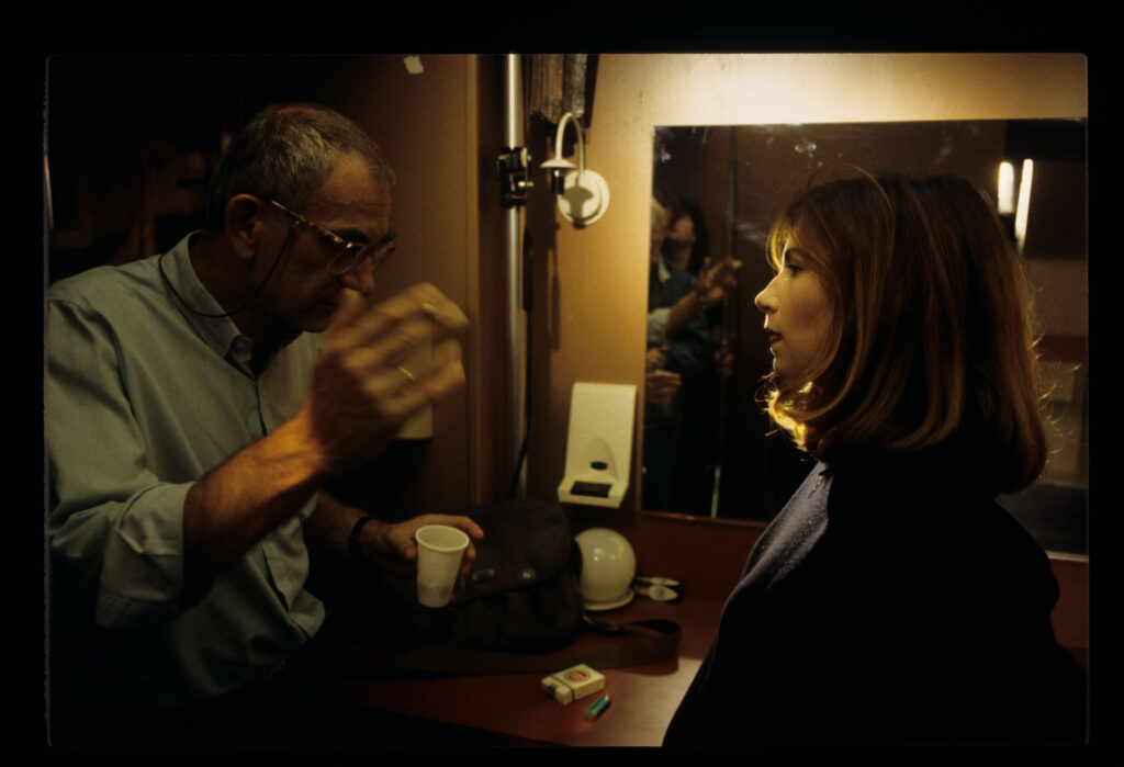 Krzysztof Kieślowski rozmawia z odtwórczynią roli Sandrine, kochanki męża Julie (w tej roli Florence Pernel).