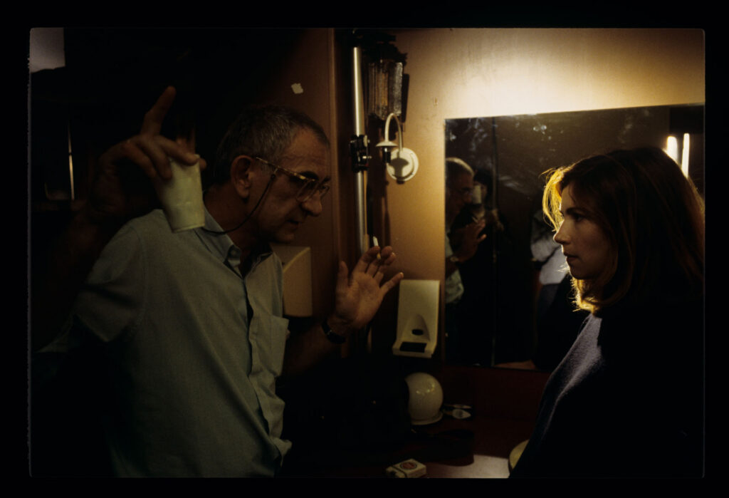 Krzysztof Kieślowski rozmawia z odtwórczynią roli Sandrine, kochanki męża Julie (w tej roli Florence Pernel).