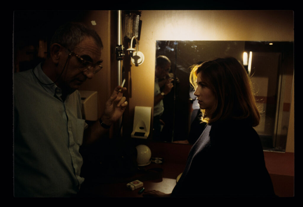 Krzysztof Kieślowski rozmawia z odtwórczynią roli Sandrine, kochanki męża Julie (w tej roli Florence Pernel).