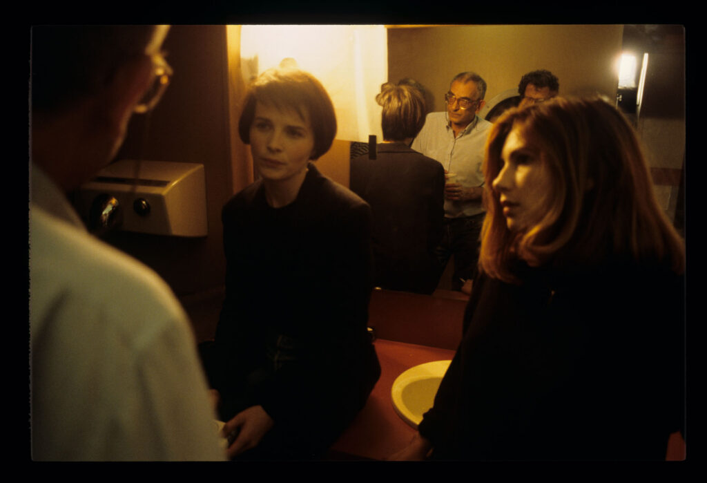 Aktorki Florence Pernel (jako Sandrine) oraz Juliette Binoche (jako Julie) słuchają uwag reżysera Krzysztofa Kieślowskiego.