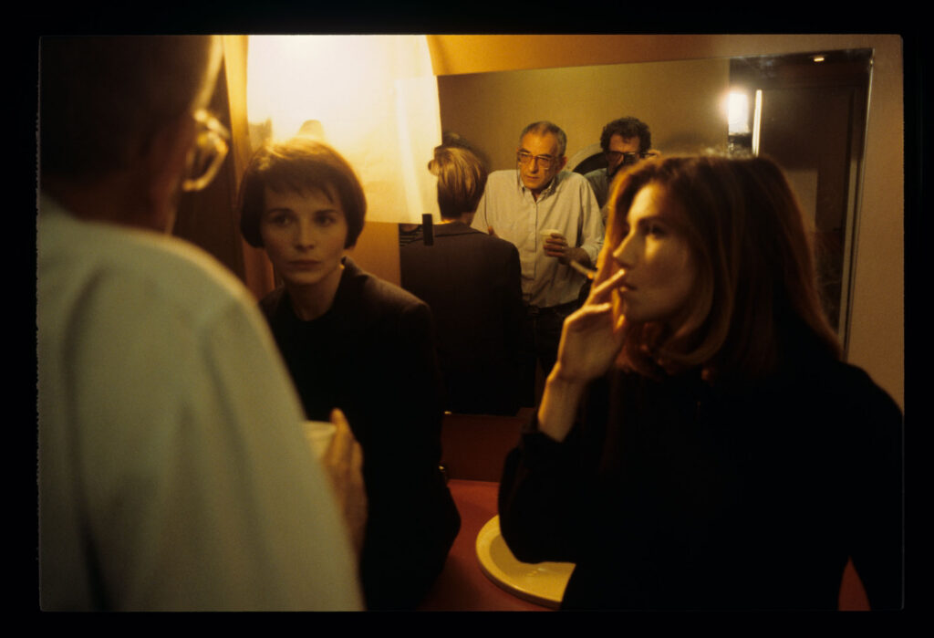 Aktorki Florence Pernel (jako Sandrine) oraz Juliette Binoche (jako Julie) słuchają uwag reżysera Krzysztofa Kieślowskiego.