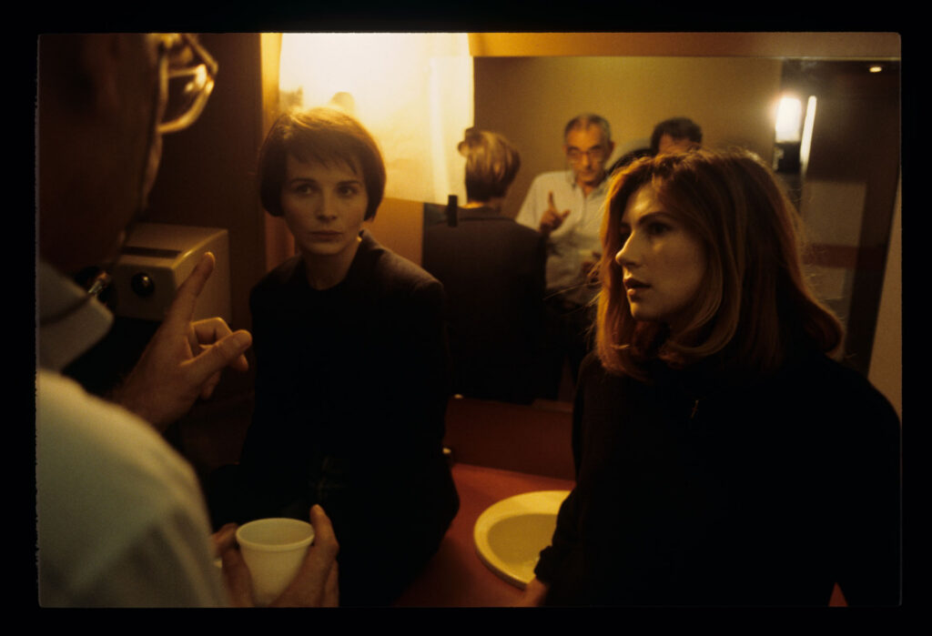 Aktorki Florence Pernel (jako Sandrine) oraz Juliette Binoche (jako Julie) słuchają uwag reżysera Krzysztofa Kieślowskiego.