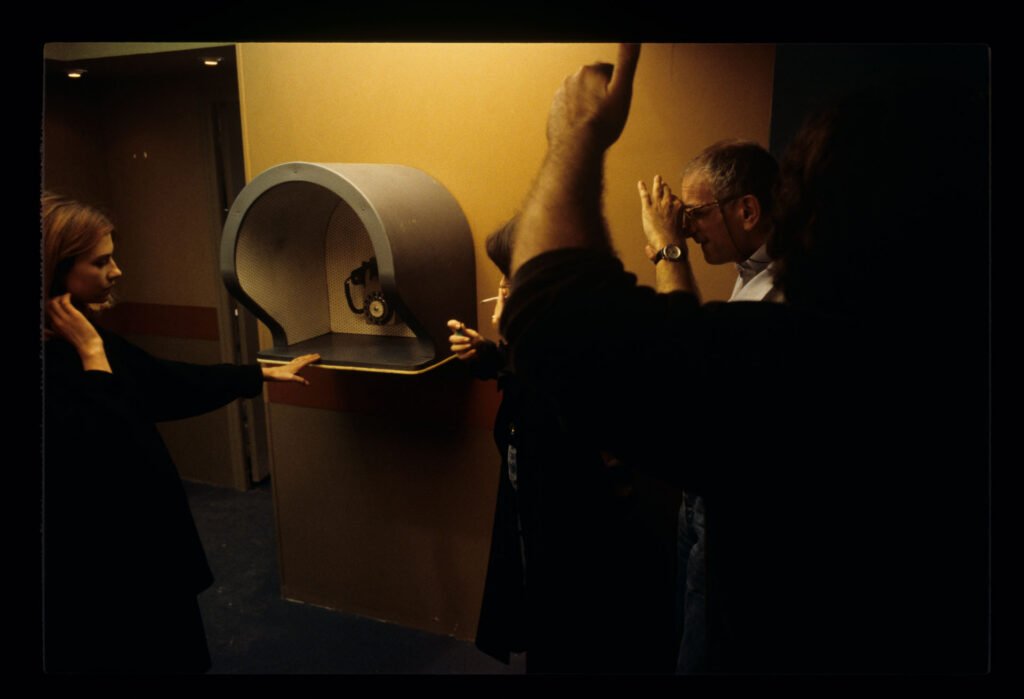 Ekipa na planie zdjęciowym podaczs realizacji sceny w toalecie kawiarni, podczas pierwszego spotkania Julie i Sandrine.