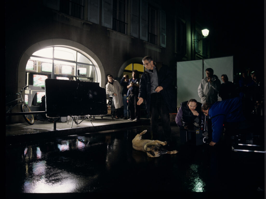 Ekipa filmowa na planie zdjęciowym przygotowuje psa Ritę do sceny potrącenia psa przez samochodów Valentine.