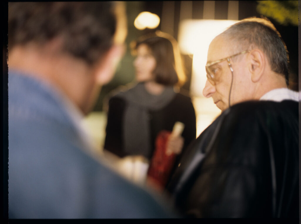 Krzysztof Kieślowski (reżyser) na planie zdjęciowym. W tle Irène Jacob (aktorka).