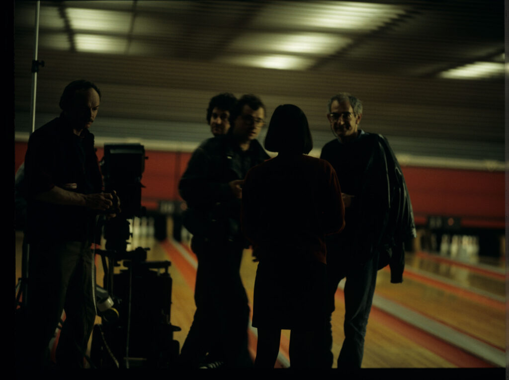 Przygotowania do sceny w kręgielni. Sobociński (operator) i Kieślowski (reżyser) rozmawiają z aktorką.