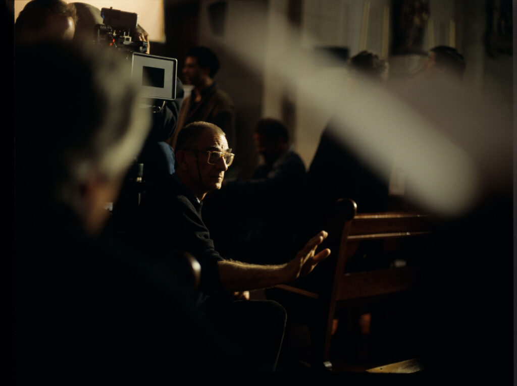 Krzysztof Kieślowski (reżyser) na planie zdjęciowym w mieszkaniu sędziego.