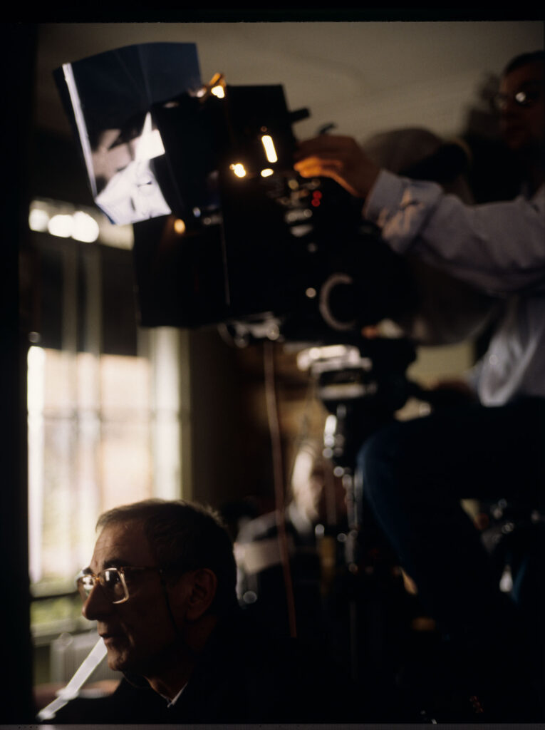 Krzysztof Kieślowski (reżyser) na planie zdjęciowym w mieszkaniu sędziego.