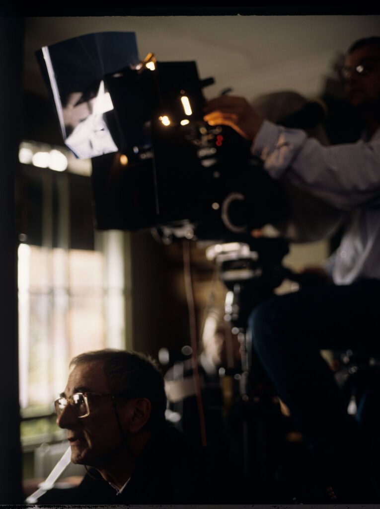 Krzysztof Kieślowski (reżyser) na planie zdjęciowym w mieszkaniu sędziego.