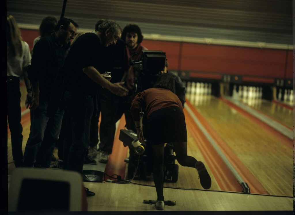 Preparations for a scene in a bowling alley. Sobociński (cinematographer) and Kieślowski (director) talk with actress.