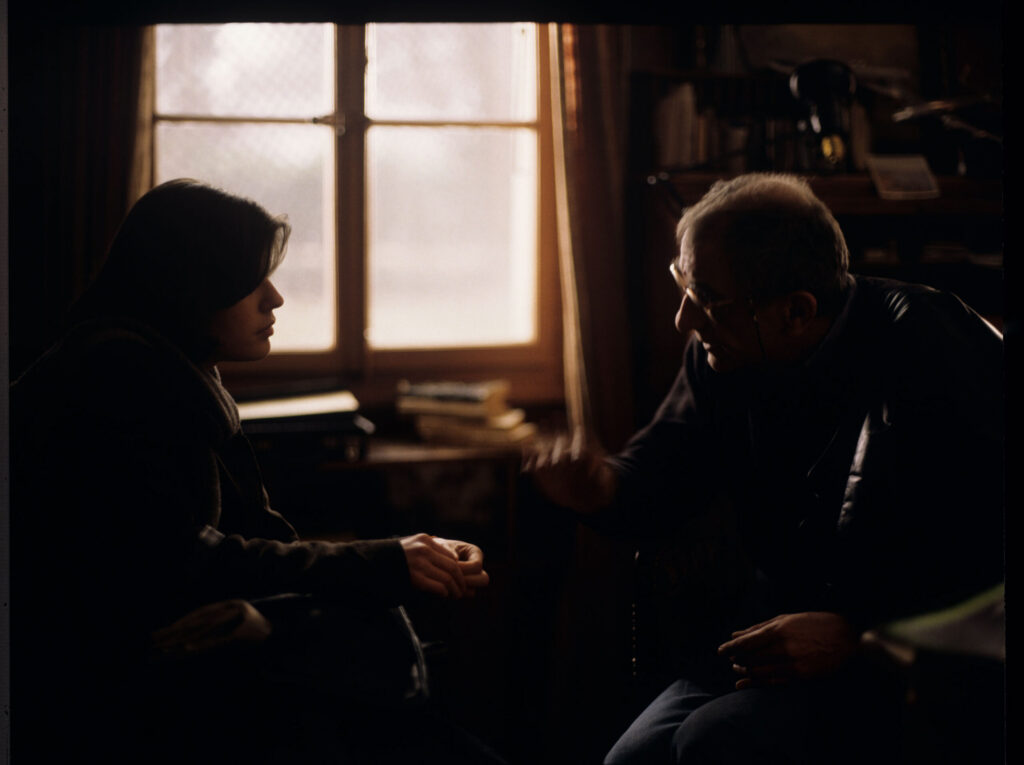 Kieślowski (director) gives instructions to actress Jacob (actress) on the set in the judge's apartment.