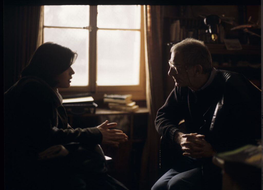 Kieślowski (reżyser) udziela wskazówek aktorce Jacob (aktorce) na planie zdjęciowym w mieszkaniu sędziego.