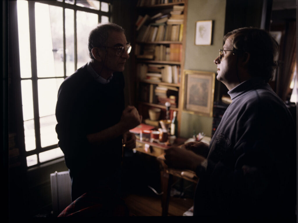 Krzysztof Kieślowski (director) and Piotr Sobociński (cinematographer) talking on the set in the judge's apartment.