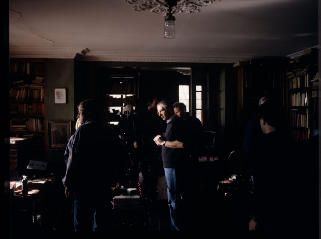The crew on the set in the judge's apartment. Visible: Kieślowski (director) and cameraman Sobociński (cameraman).