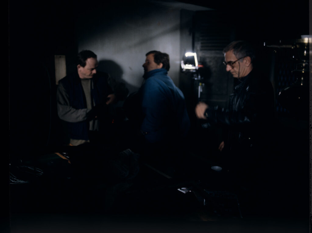 Kieślowski (reżyser), Sobociński (operator), Jedynak (współpraca operatorska) podczas pracy na planie zdjęciowym.