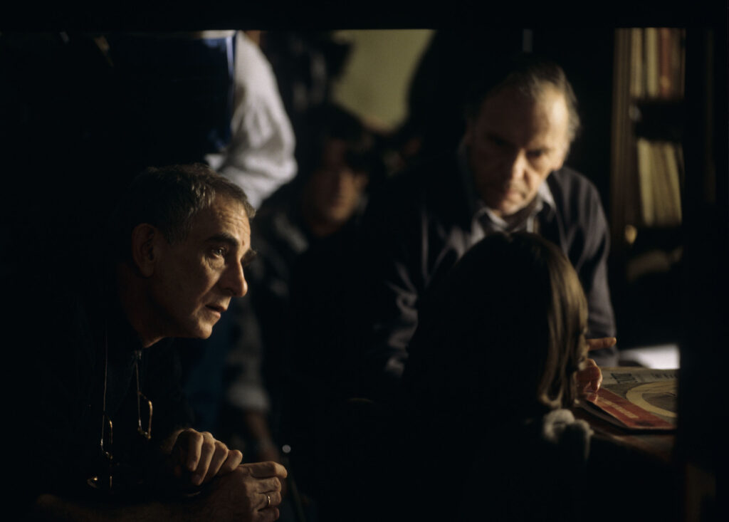 Jacob (jako Valentine), Trintignant (sędzia Joseph Kern), Kieślowski (reżyser) na planie zdjęciowym w mieszkaniu sędziego.