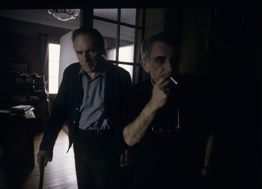 Ekipa filmowa na planie zdjęciowym w mieszkaniu sędziego.