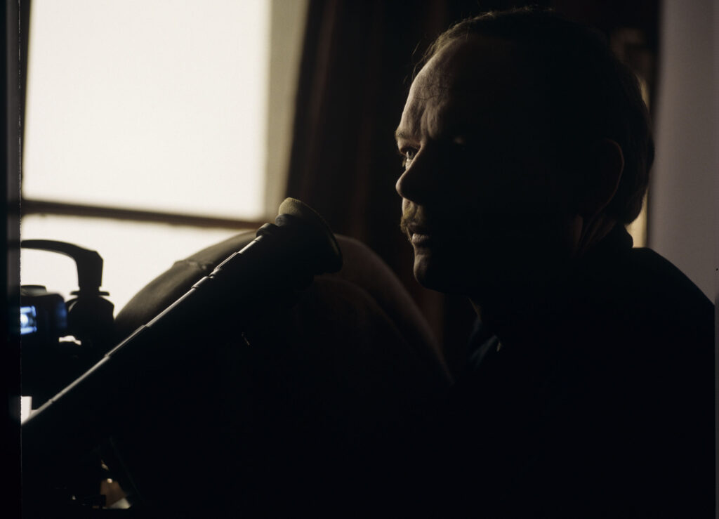 Henryk Jedynak (współpraca operatorska) podczas pracy na planie zdjęciowym.