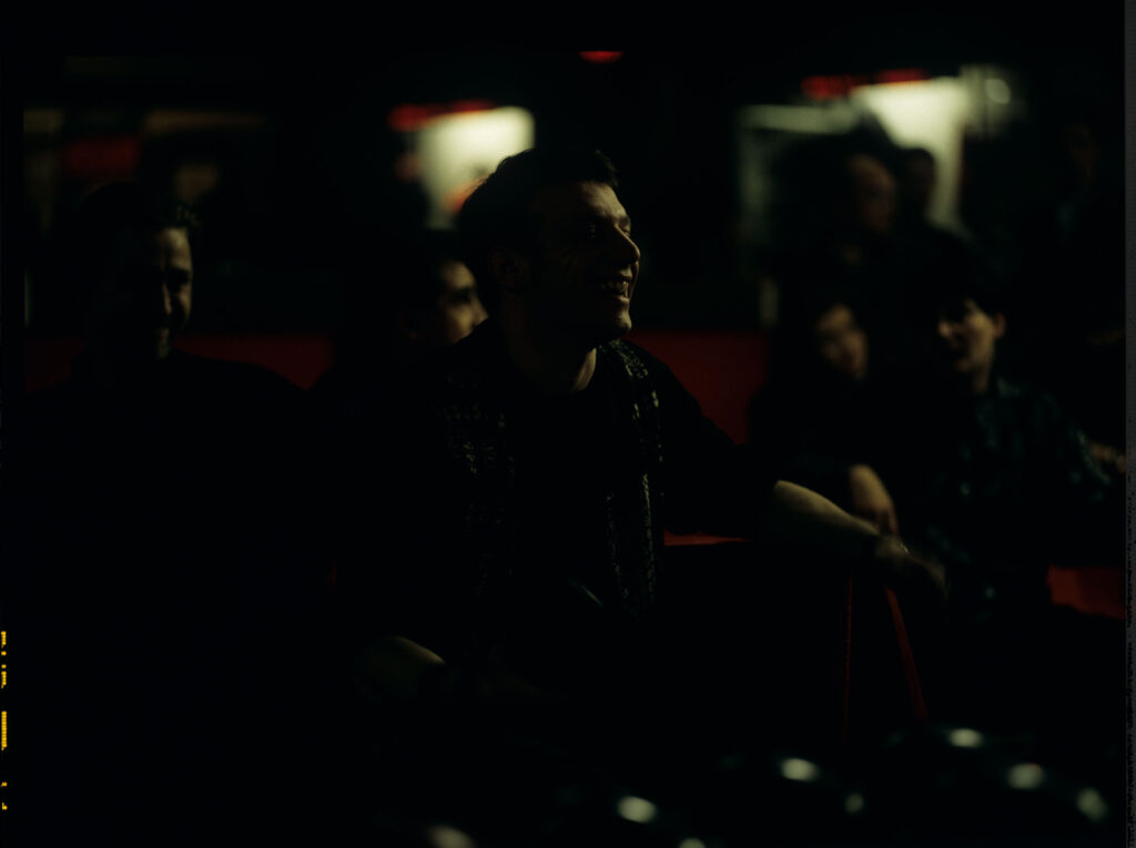 Samuel Le Bihan (w roli fotografa) na widowni teatru.