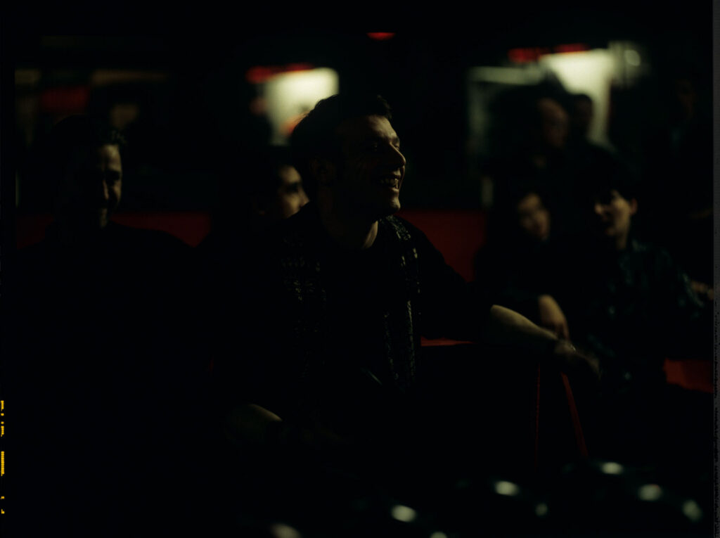 Samuel Le Bihan (as a photographer) in the theater audience.