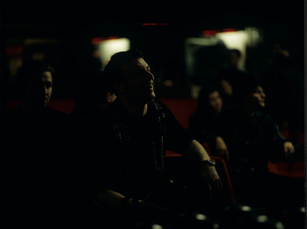 Samuel Le Bihan (w roli fotografa) na widowni teatru.