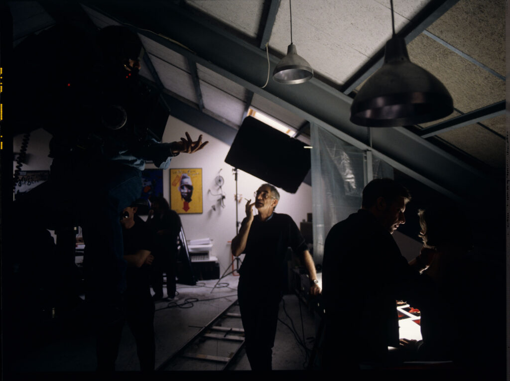 Kieślowski (reżyser), Sobociński (operator), Finkiel (asystent reżysera) podczas pracy na planie zdjęciowym.