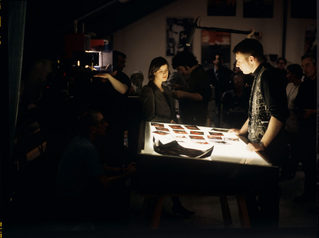 Filming the scene in the photo studio where photographer Samuel Le Bihan asks Valentine to select photos for the billboard.