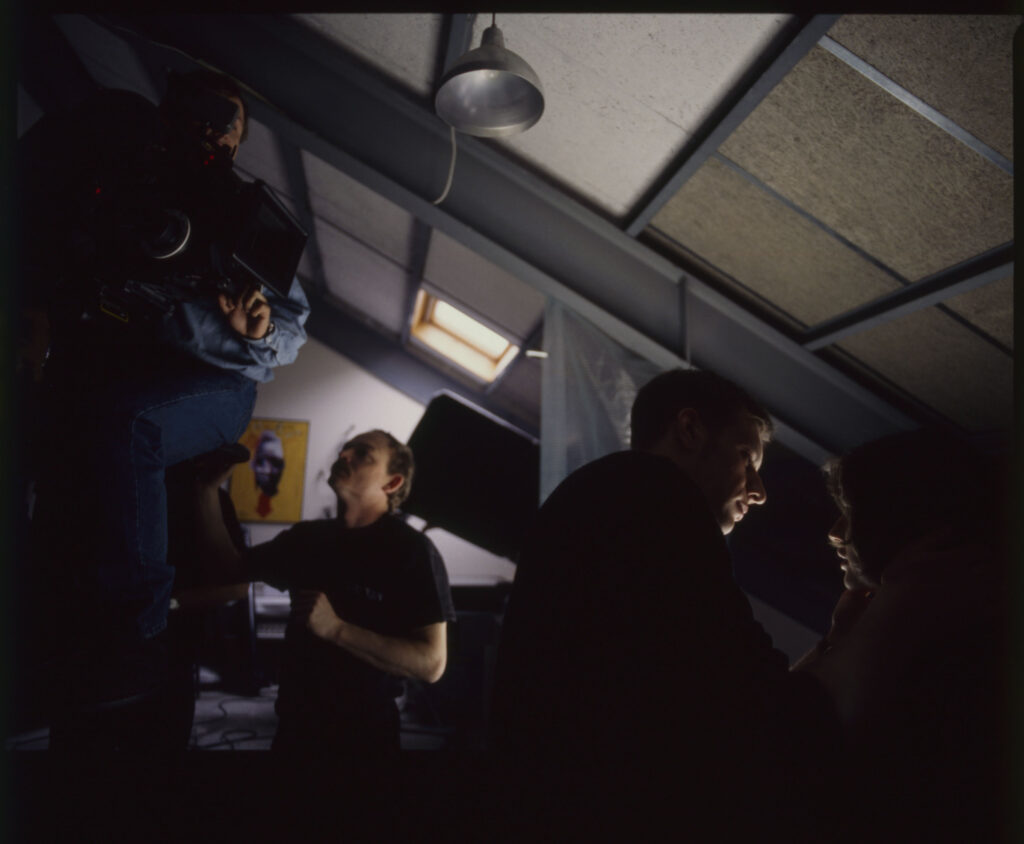 Kręcenie sceny w studio fotograficznym, gdzie fotograf Samuel Le Bihan prosi Valentine o wybór zdjęć do billboardu.