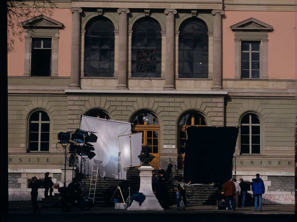 Auguste (Lorit), after passing his exams, meets his partner Karin (Feder).