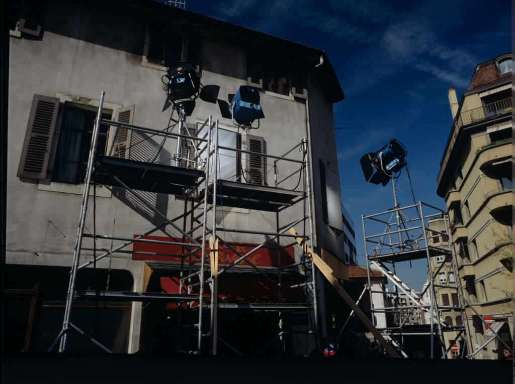 Plan zdjęciowy przed domem, w którym mieszka Valentine. Przygotowania do filmowania mieszkania przez okno.