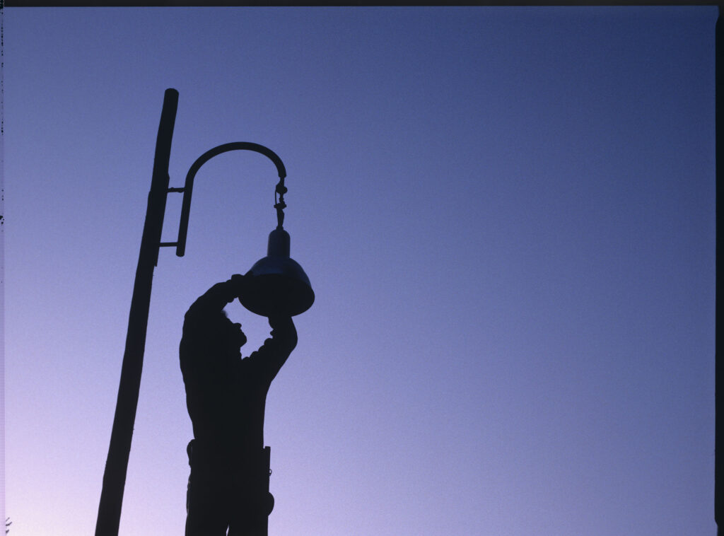 Technik oświetleniowy na planie zdjęciowym.