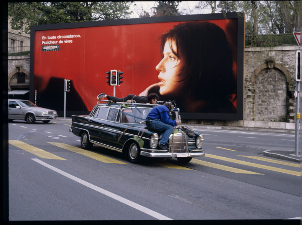 Sobociński (cameraman) and Meier (head of the lighting crew) film the scene of the judge's ride on the roof of a car.