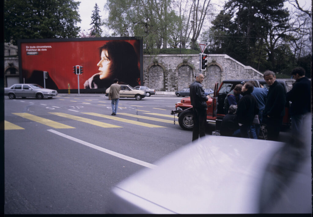 Ekipa na planie zdjęciowym na genewskiej ulicy, gdzie został rozwieszony billboard z podobizną Valentine.