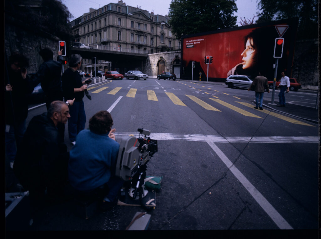 Ekipa na planie zdjęciowym na genewskiej ulicy, gdzie został rozwieszony billboard z podobizną Valentine.