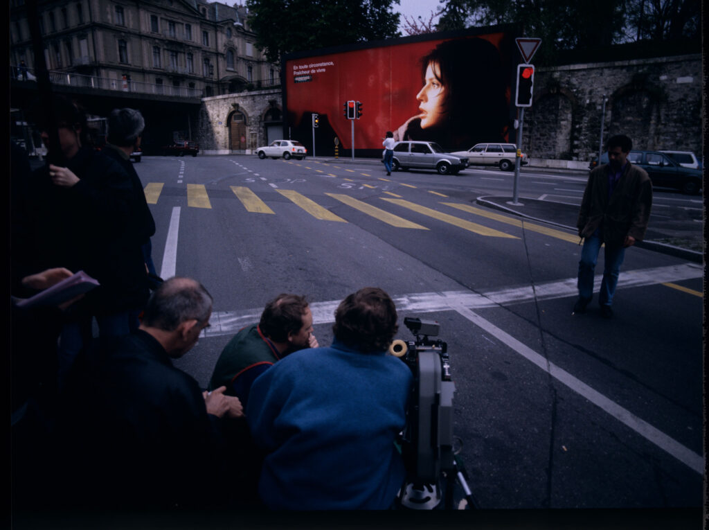 Ekipa na planie zdjęciowym na genewskiej ulicy, gdzie został rozwieszony billboard z podobizną Valentine.