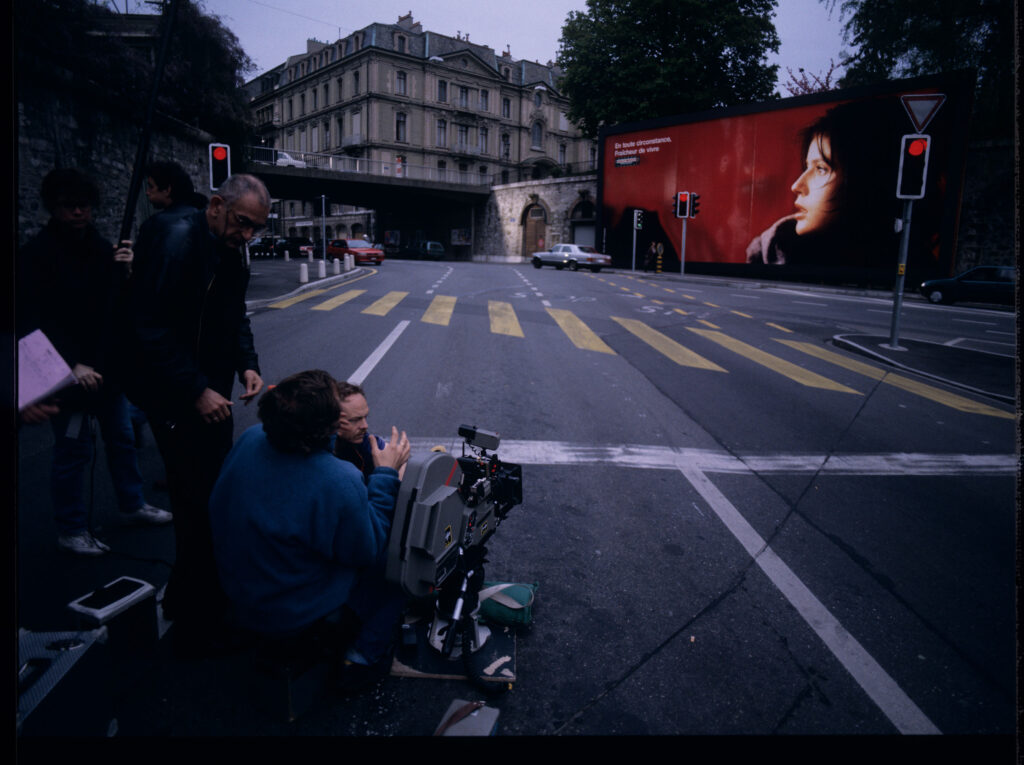 Ekipa na planie zdjęciowym na genewskiej ulicy, gdzie został rozwieszony billboard z podobizną Valentine.