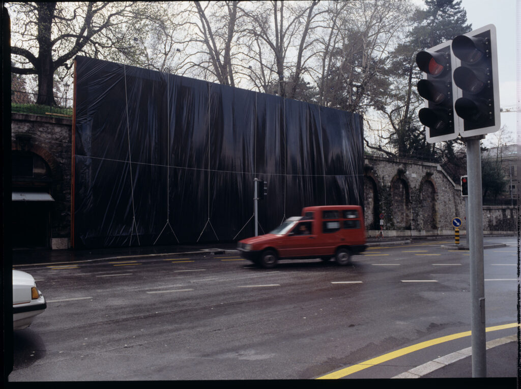 Demontaż billboardu reklamowego z podobizną Valentine - głównej bohaterki filmu.