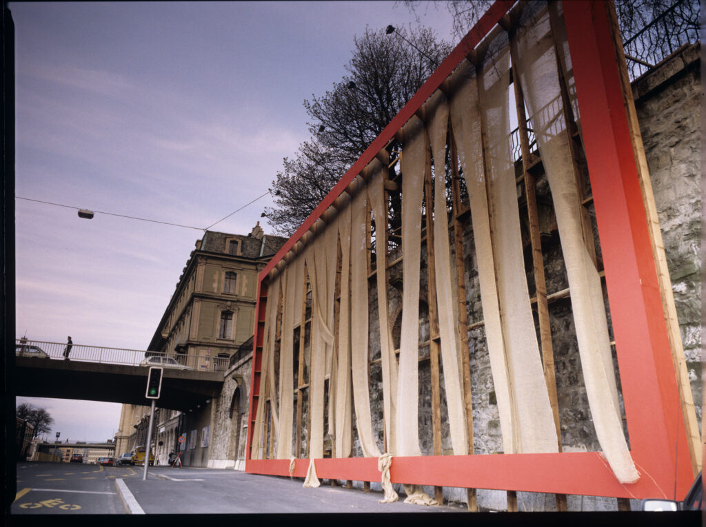 Demontaż billboardu reklamowego z podobizną Valentine - głównej bohaterki filmu.