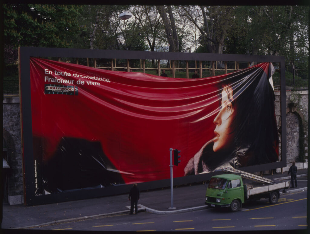 Demontaż billboardu reklamowego z podobizną Valentine - głównej bohaterki filmu.