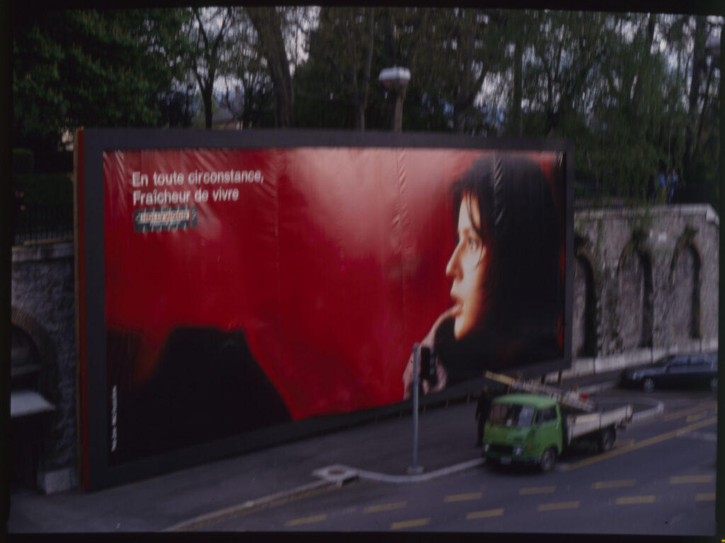 Przygotowania do demontażu billboardu reklamowego na genewskiej ulicy.