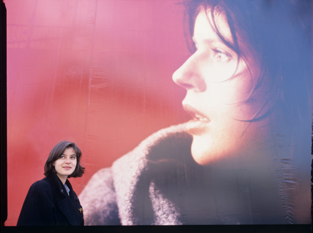 Irène Jacob na tle billboardu reklamowego z podobizną swojej filmowej bohaterki.