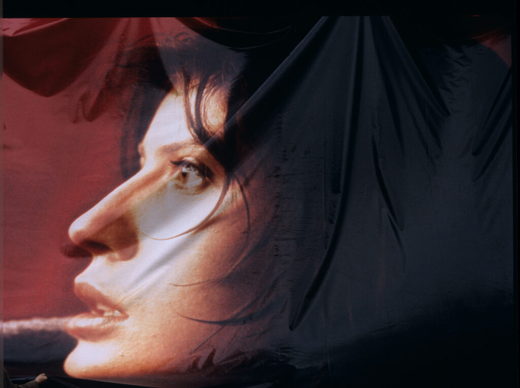 Demontaż billboardu reklamowego z podobizną Valentine - głównej bohaterki filmu.