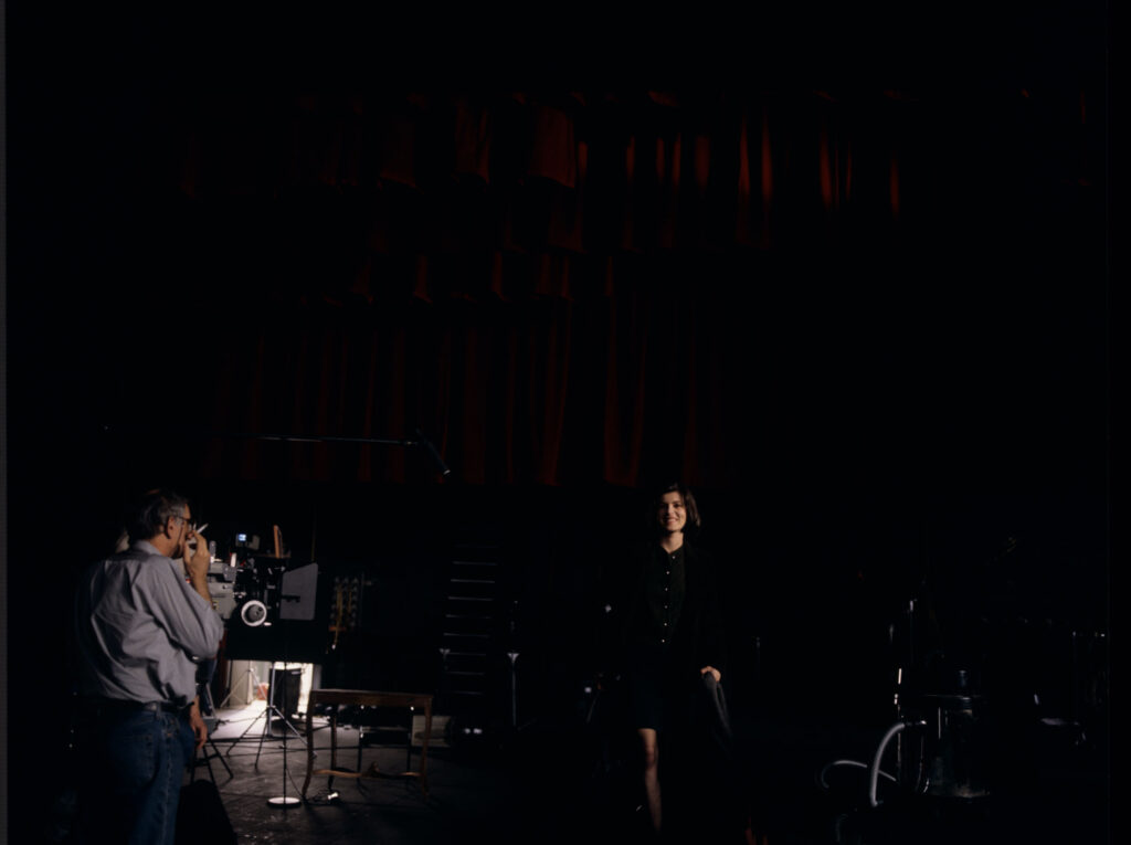 Przygotowania do realizacji sceny pokazu mody. Na zdjęciu Kieślowski (reżyser) i Jacob (aktorka).