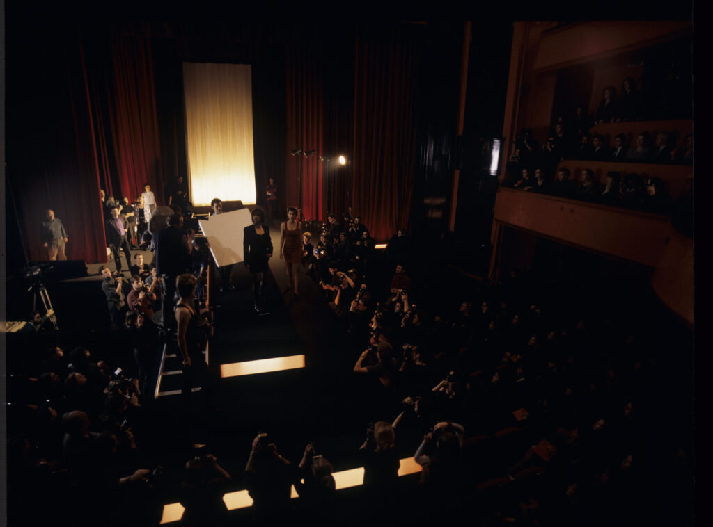 Kręcenie sceny pokazu mody w teatrze z udziałem Valentine. Na planie zdjęciowym aktorka Irène Jacob jako Valentine.