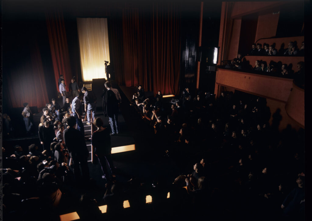 Kręcenie sceny pokazu mody w teatrze z udziałem Valentine. Na planie zdjęciowym aktorka Irène Jacob jako Valentine.